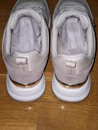 Zapatillas Skechers Urbanas Blancas y Doradas