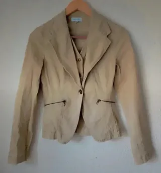 Chaqueta beige con chaleco talla 36.
