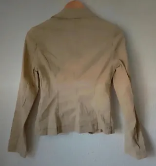 Chaqueta beige con chaleco talla 36.