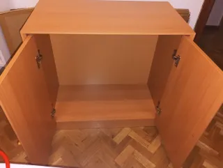 Mueble de madera con puertas