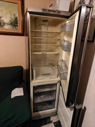 Nevera combi plateada AEG