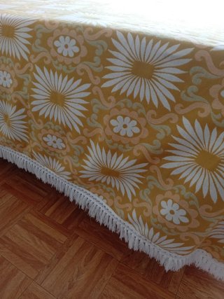Colcha floral amarilla y blanca