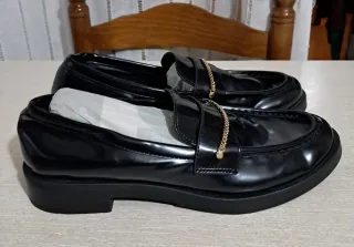 Mocasines Zara negros con cadena dorada