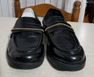 Mocasines Zara negros con cadena dorada