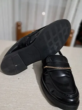 Mocasines Zara negros con cadena dorada