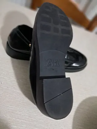 Mocasines Zara negros con cadena dorada