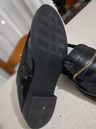 Mocasines Zara negros con cadena dorada
