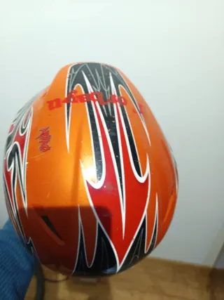 Casco de esquí naranja con diseño
