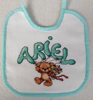 Babero bordado a mano personalizado