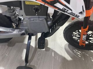 Moto eléctrica infantil 68