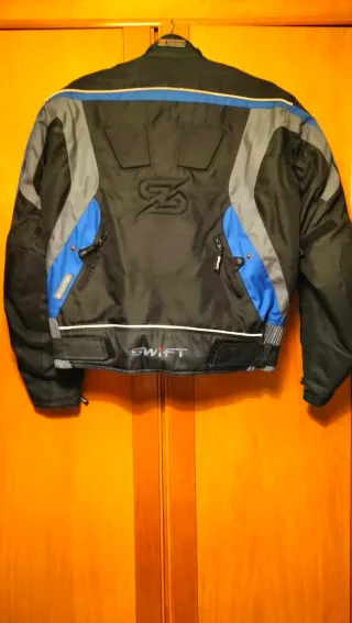Chaqueta de moto con protecciones.