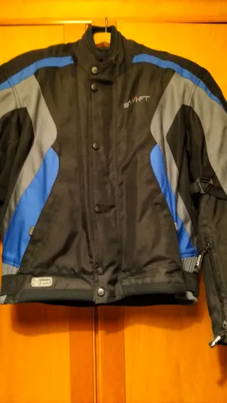 Chaqueta de moto con protecciones.