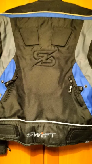 Chaqueta de moto con protecciones.