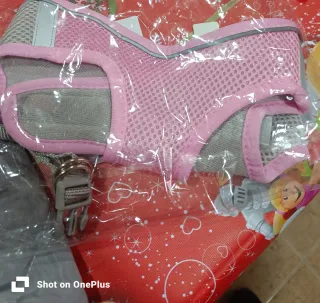 Ropa para mascotas gris y blanca