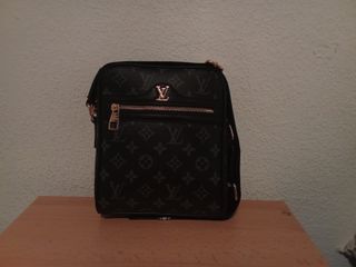Bolso bandolera Louis Vuitton negro y dorado.