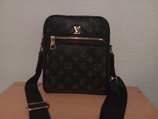 Bolso bandolera Louis Vuitton negro y dorado.