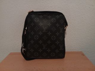 Bolso bandolera Louis Vuitton negro y dorado.