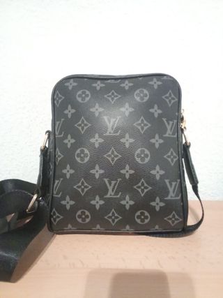 Bolso bandolera Louis Vuitton negro y dorado.