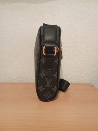 Bolso bandolera Louis Vuitton negro y dorado.