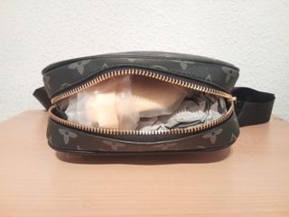 Bolso bandolera Louis Vuitton negro y dorado.