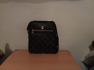 Bolso bandolera Louis Vuitton negro y dorado.