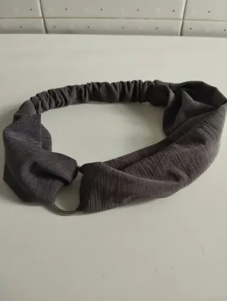 Diadema gris con anilla metálica