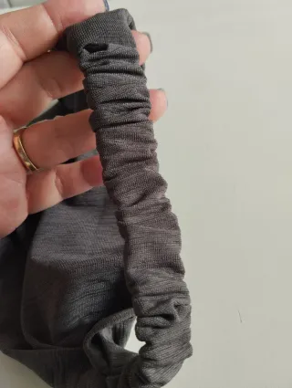 Diadema gris con anilla metálica