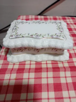 Cajita joyero de porcelana con flores
