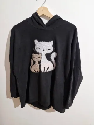 Sudadera negra con estampado de gatos