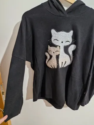 Sudadera negra con estampado de gatos