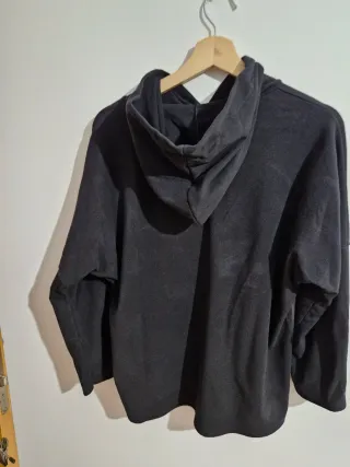 Sudadera negra con estampado de gatos