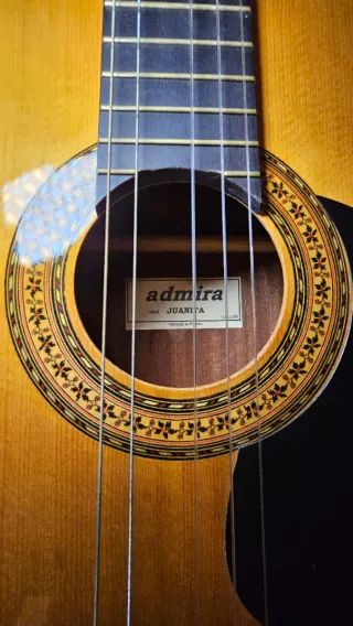 Guitarra Admira Juanita Clásica amplificada