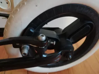 Bicicleta BTWIN sin pedales.