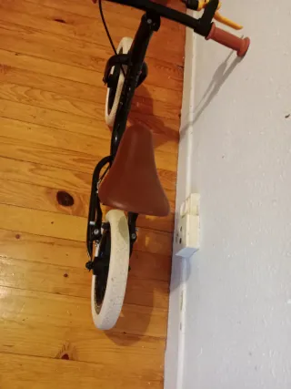 Bicicleta BTWIN sin pedales.