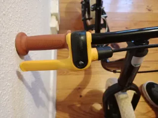 Bicicleta BTWIN sin pedales.