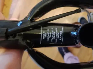 Bicicleta BTWIN sin pedales.