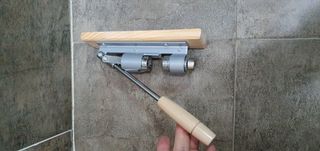 Cascanueces de metal y madera