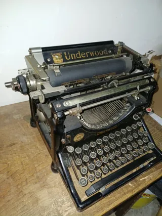 Máquina de escribir Underwood antigua