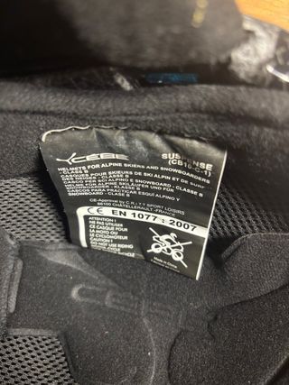 Casco de esquí CEBE negro con logo verde