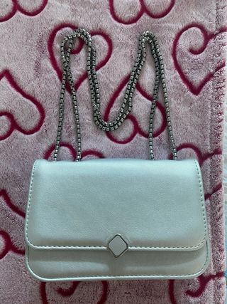 Bolso de mano plateado con cadena