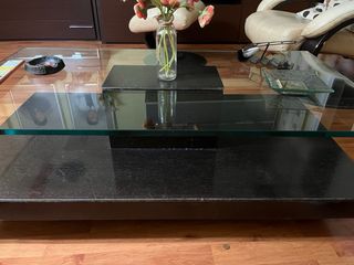 Tavolo da centro in vetro e wengé con ruote