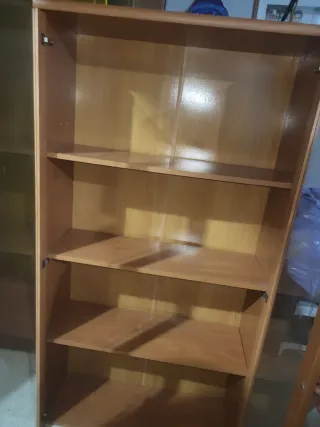 Armario de madera y cristal