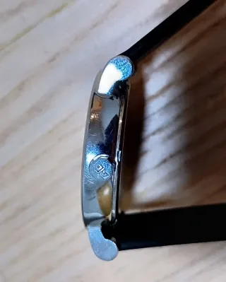 Reloj de pulsera de acero inoxidable.