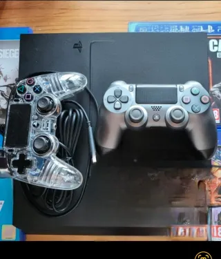 PlayStation 4 con controller e giochi