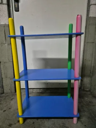 Estantería infantil azul con letras y números