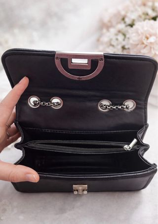 Bolso negro acolchado con cadena