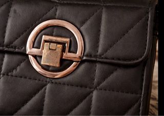 Bolso negro acolchado con cadena