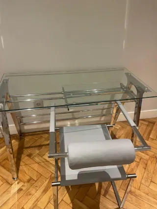ESCRITORIO DE ACERO CROMADO Y CRISTAL, CON SILLA.