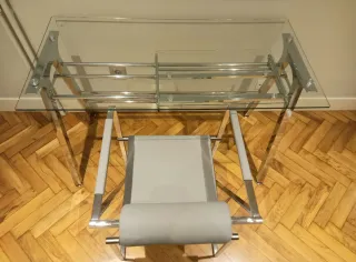 ESCRITORIO DE ACERO CROMADO Y CRISTAL, CON SILLA.