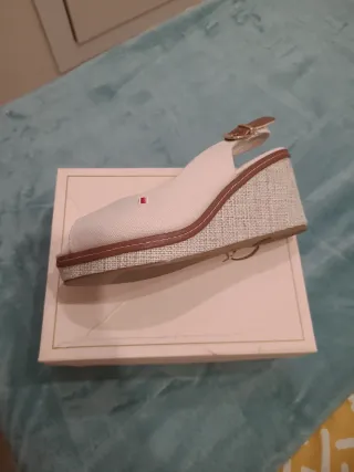 8 cm de tacon. Cuña verano beige y marrón talla 38